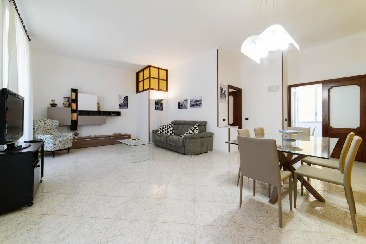 Casa Vacanze “In Centro” Σαλέρνο Εξωτερικό φωτογραφία